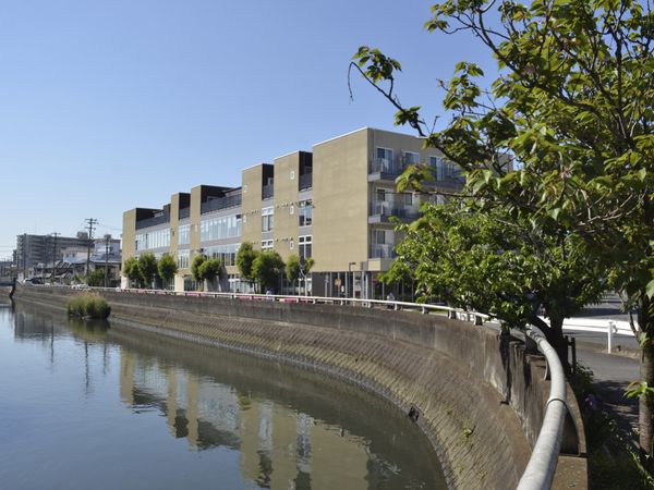 川沿いの建物外観