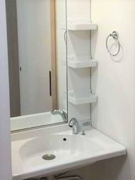 清潔な洗面台と鏡