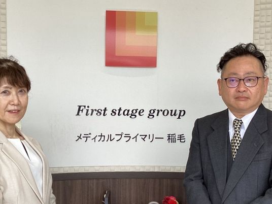 案内板前のスタッフ  