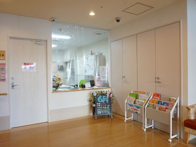 明るい受付と案内表示
