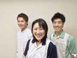 スタッフの笑顔の写真