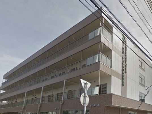 明るい外観の建物