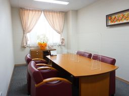 会議室のテーブルと椅子