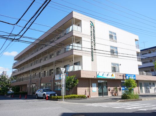 明るい日差しの建物正面