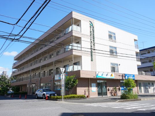明るい日差しの建物正面