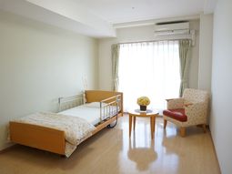 明るい居室の様子