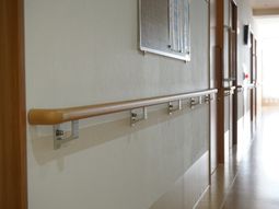 廊下の手すりと掲示物