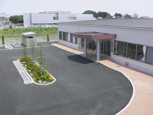 清潔感のある建物と庭園