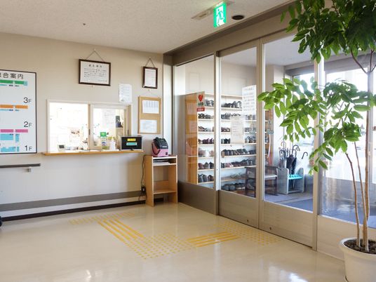 明るいエントランスの様子