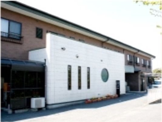 明るく広々とした建物外観