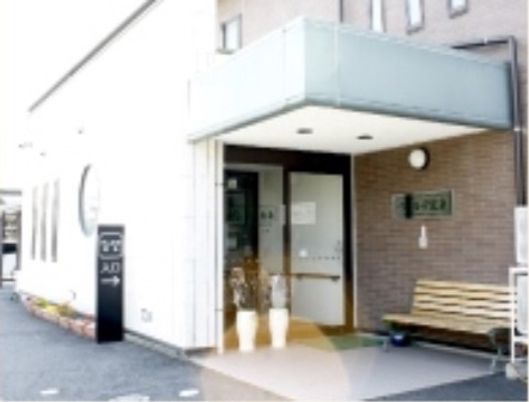 明るい施設のエントランス