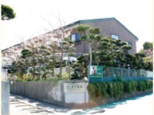 緑豊かな施設の外観