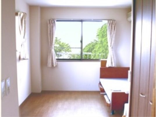 明るい個室の居室
