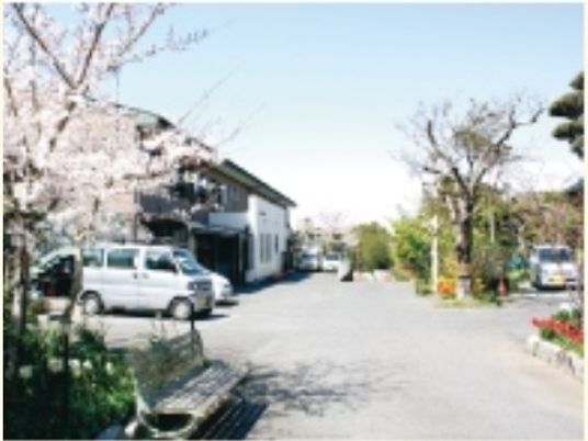 桜並木が美しいエントランス