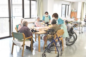 食事を楽しむ人々の様子  