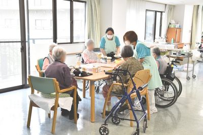食事を楽しむ人々の様子  