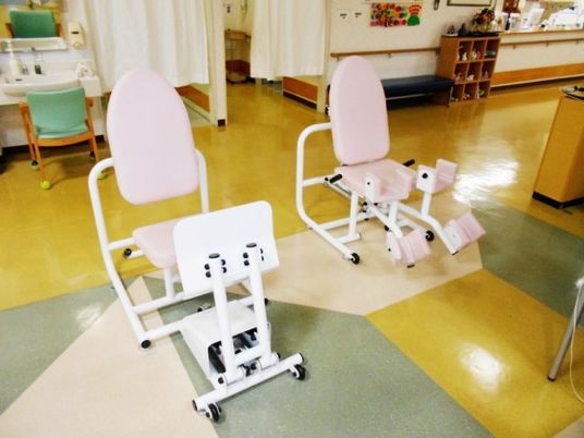 トレーニング椅子が並ぶ機能訓練室