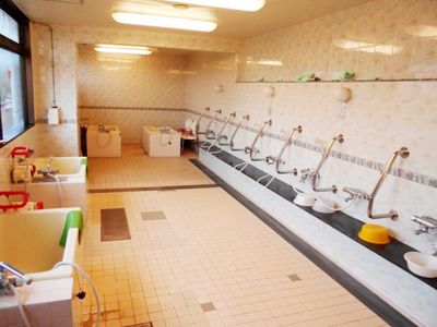 広々とした浴槽の浴室