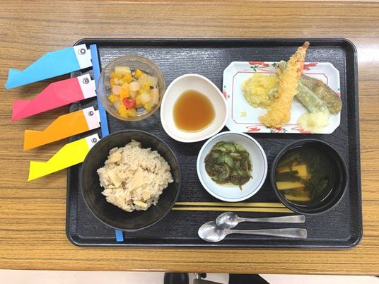 彩り豊かな食事トレイ