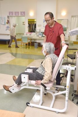 利用者とスタッフ機能訓練室