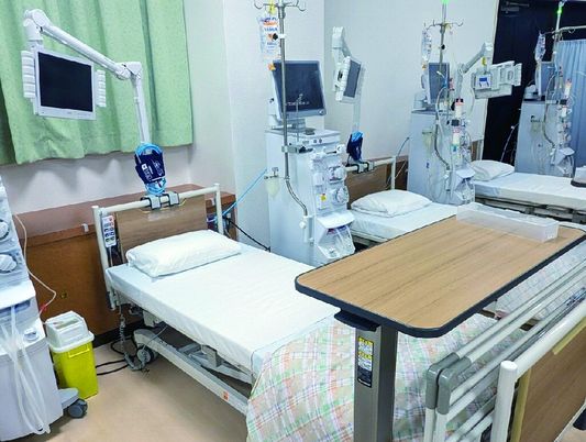 個室のベッドと透析機器の並ぶ室内  
