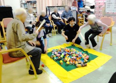 活動する人々の様子