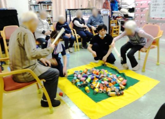 活動する人々の様子