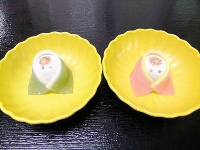和菓子が乗った黄色い皿