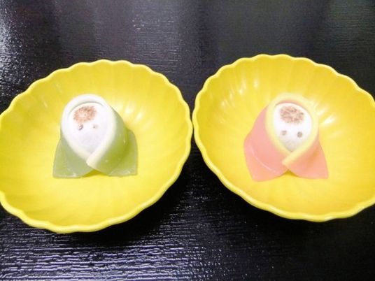 和菓子が乗った黄色い皿