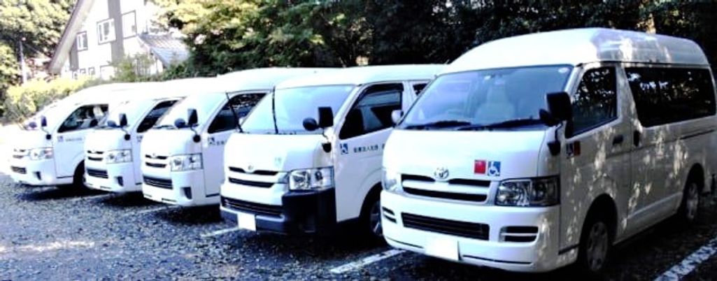 並ぶ送迎車両