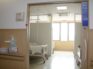 明るい居室の出入口  