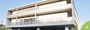 明るい建物の外観