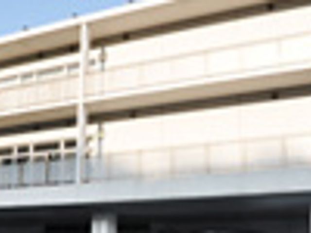 明るい建物の外観 外観 自然光が入りやすい明るい外観です。清潔感ある雰囲気で、快適に働けそうです。