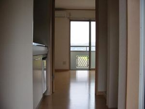 窓辺が見える廊下  