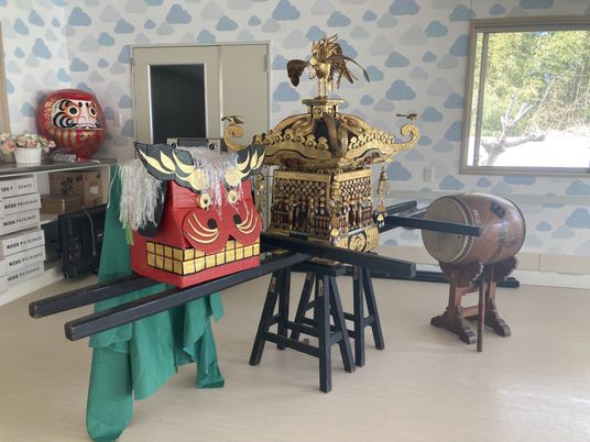 展示された神輿と太鼓の部屋