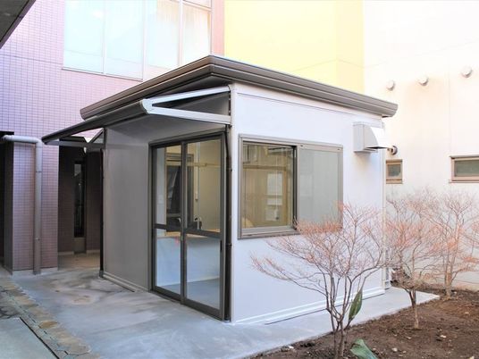 中庭の小さな建物  