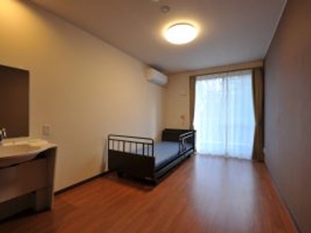 シンプルな居室 居室 自然光が差し込む明るい居室です。機能的な設計で、快適に過ごせます。