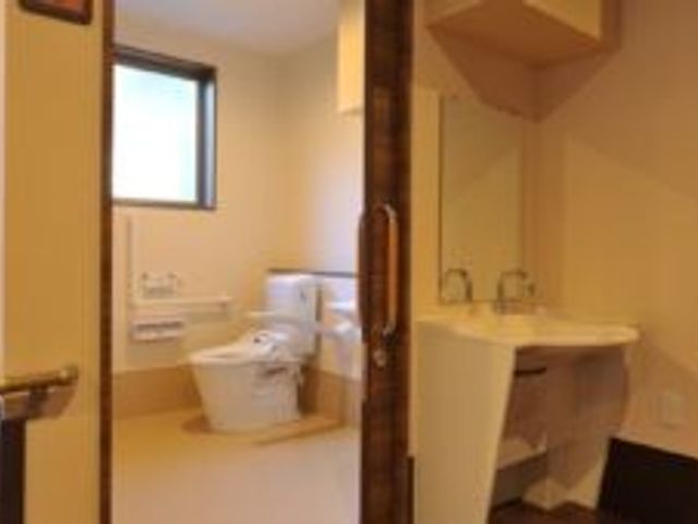 機能的なデザインの洗面台 トイレ   自然光が差し込むトイレと洗面台のスペースです。落ち着いた雰囲気の中で快適に使用できます。