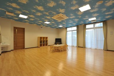 広い明るい多目的室
