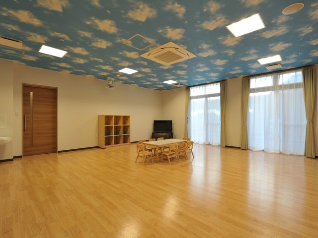 広い明るい多目的室 多目的室 天井には空模様が広がり、明るく広々とした空間で活動を快適に行えます。