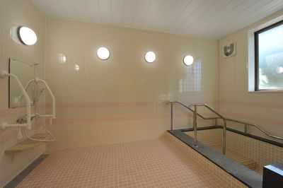安全な設備の浴室