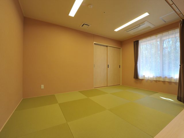 自然光が入る和室 和室 広々とした和室は、自然光で明るく、くつろぎに最適です。静かで落ち着いた雰囲気をお楽しみいただけます。