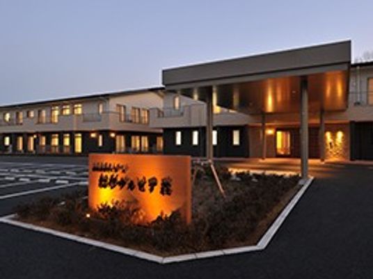 夕暮れの施設外観  
