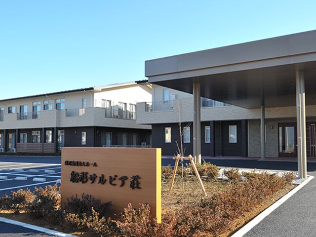 広々とした建物外観 外観 広々としたエントランスが特徴の建物です。快適な労働環境が期待できます。