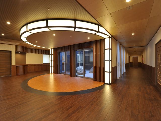 自然光が入る廊下 廊下 自然光が差し込む廊下は、温かみのある色調でデザインされています。奥に向かうほど広がりを感じる空間です。