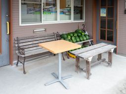 憩いのためのベンチとテーブル