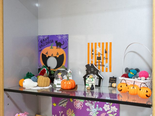 多目的室の飾り棚 多目的室 季節感あふれる装飾が施された棚で、イベントの楽しさを感じられる空間です。職員として季節行事に参加し、入居者との交流を深めることができます。