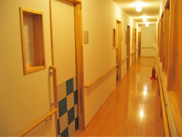 明るい廊下の様子 廊下 手すりが設置されたきれいな廊下で、居心地の良い環境が整っています。ゆったりと歩くことができる広さです。