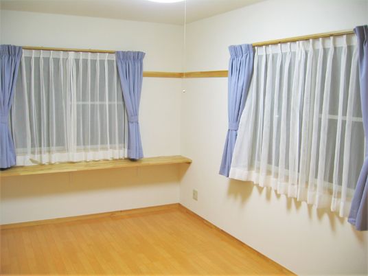 シンプルな居室の窓辺