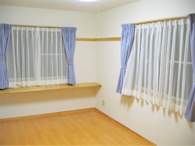 シンプルな居室の窓辺 居室 ひだりからみぎに流れるやわらかな光が心地よい居室です。個々のニーズに合わせたカスタマイズが可能な空間です。